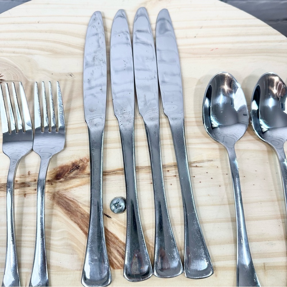 Oneida 16 Piece Stainless Steel Flatware Silverware Emma Set - Picture 3 of 16
